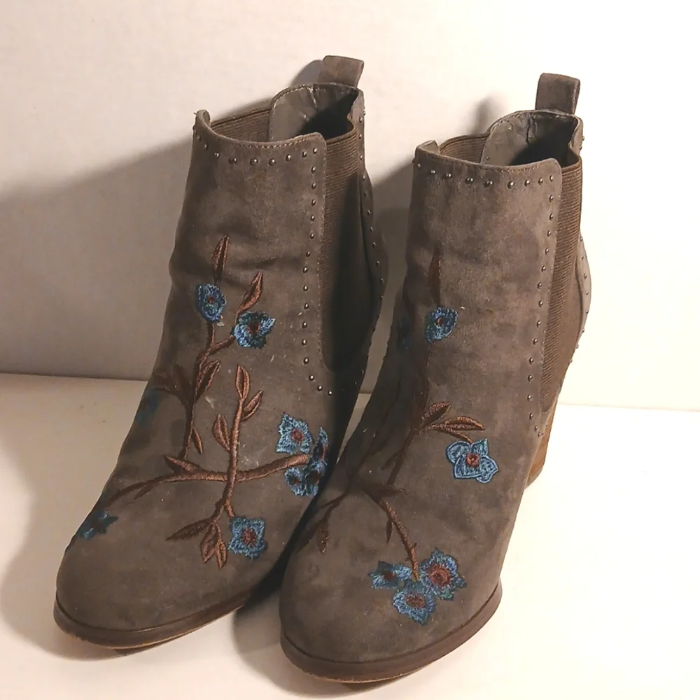 Crown Vintage Grey Vegan Suede Floral Embroidered Ankle Boots Sz 8M